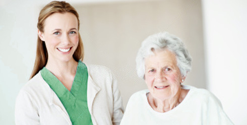 Seniorin mit Pflegekraft